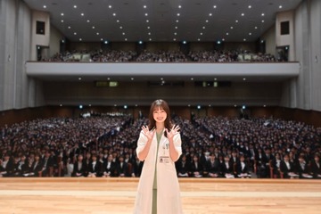 橋本環奈、昭和医科大の入学式にサプライズ登場 新入生614人にエール「尊敬の念を抱いています」 画像