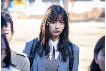 【MADDER（マダー）その事件、ワタシが犯人です 第1話】天才⾼校⽣・茜（五百城茉央）、殺人事件現場付近にいた⿊川（⼭村隆太）が目に留まる 画像