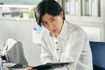 SixTONES京本大我に忍び寄る影…“霊に憑りつかれた高校教師”遠野の場面写真解禁【見える子ちゃん】 画像