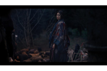 恒松祐里「村人の指をネックレスに…」壮絶人生彩る衣装のこだわり＆復讐心に燃える場面写真解禁【「ガンニバル」シーズン2】 画像