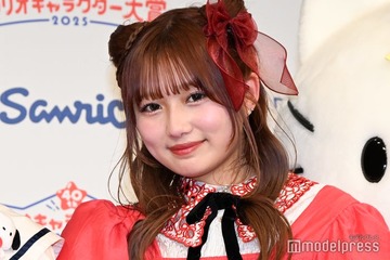 辻ちゃん長女・希空（のあ）、ハローキティ風ヘア×赤ドレスで会見登場 画像