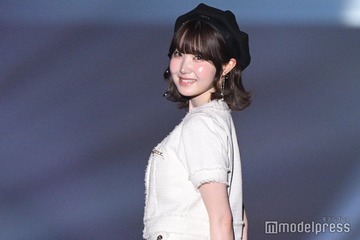 SAY MY NAME本田仁美（HITOMI）、ミニスカからほっそり美脚スラリ 上品白コーデで笑顔弾ける【TGC熊本2025】 画像