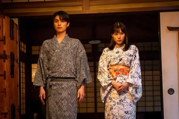 “新婚夫婦役”芳根京子＆本田響矢、寝室の布団を前に緊張「波うららかに、めおと日和」新場面写真＆本編映像初公開 画像
