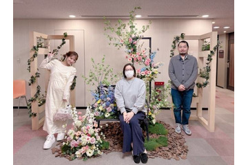 第5子妊娠中の辻希美、ふっくらお腹を土で汚しながら“春の味覚”を皮むき「たぁくんと2人で」 画像