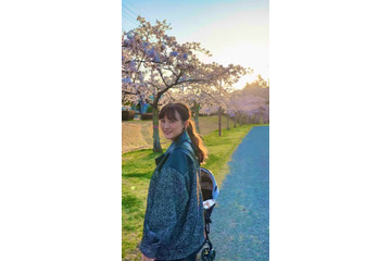 小松彩夏、愛息子とのお花見散歩SHOTに「アーティストのMVみたい」「絵力が強すぎるっ！」の声 画像