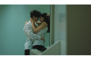 「魔物（마물）」第2話で衝撃展開 あやめ（麻生久美子）＆凍也（塩野瑛久）の路上キス・濃厚インティマシーシーンが話題 画像