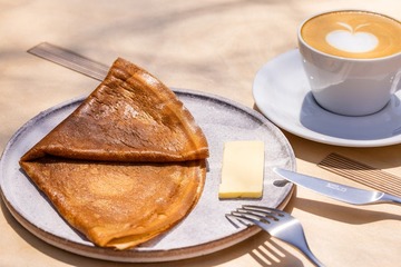 軽井沢ハルニレテラスにクレープ店「ヒュッゲ バイ オーシー」味わい深いシュガーバタークレープ提供 画像