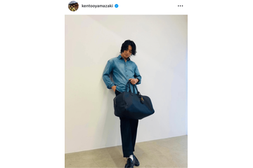 「スタイルが良すぎる」山崎賢人、デニムシャツ×黒パンツのシンプルコーデに反響「めっちゃかっこいい」 画像