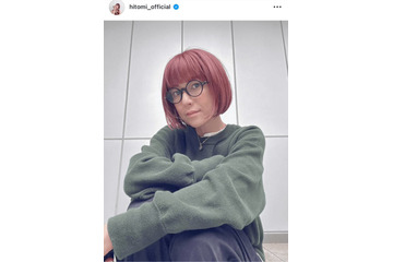 来年50歳のhitomi、ピンク系ボブの“最新ヘア”を絶賛満喫中「ファッション考えちゃう」 画像