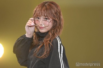 辻ちゃん長女・希空（のあ）雰囲気ガラリ カーリーヘア×メガネ外す仕草がクール【サツコレ2025S/S】 画像