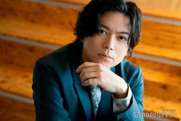 NEWS加藤シゲアキは「およそ8人いる」それほどマルチに活躍できる理由 嫌な言葉と向き合う彼なりの「愛」【「SUNA」インタビュー前編】 画像