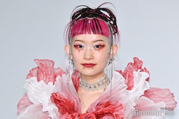 水曜日のカンパネラ・詩羽、暗髪ショートヘア＆メガネ姿で雰囲気ガラリ コスプレ姿に「別人級」「びっくりした」と反響 画像