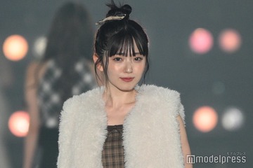 鈴木愛理、ミニ丈衣装で美デコルテ＆美脚大胆披露「憧れのスタイル」「ドキッとした」と反響 画像