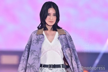 藤井夏恋、ニットトップスから美デコルテ披露 シルバーパンツで存在感【GirlsAward 2025SS】 画像