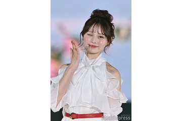 CANDY TUNE立花琴未、美スタイル輝く全身ホワイトコーデ “メンバーカラー”赤がアクセント【GirlsAward 2025SS】 画像