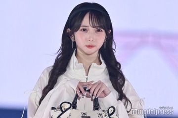 ≠ME谷崎早耶、ミニ丈純白ワンピで美脚スラリ 【GirlsAward 2025SS】 画像