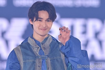 藤岡真威人、お茶目ポーズでネイル見せ【GirlsAward 2025SS】 画像