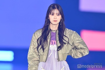 超ときめき宣伝部・坂井仁香、スネーク柄ボトムスがインパクト大 甘辛スタイルで会場魅了【GirlsAward 2025SS】 画像