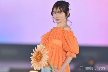「おむすび」で話題・岡本夏美、肩出しトップスから美デコルテ披露 オレンジで統一感【GirlsAward 2025SS】 画像