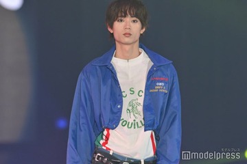 水沢林太郎、スモーキーメイクでクールな雰囲気【GirlsAward 2025SS】 画像