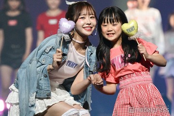 FRUITS ZIPPER仲川瑠夏、フリルミニスカ×ニーハイコーデでガーリーな雰囲気【TGC香川2025】 画像