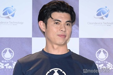 小島よしお、和装姿の息子を抱っこ「大きくなってる」「服装もお部屋もセンス抜群」の声 画像
