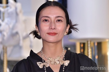 柴咲コウ、鍛え上げた肩甲骨披露 トレーニング中ショットに「ストイック」「後ろ姿も美しい」の声 画像