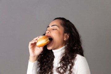 お育ちに差が出る「パンの食べ方」。常識ある大人は当然に身につけているテーブルマナー 画像