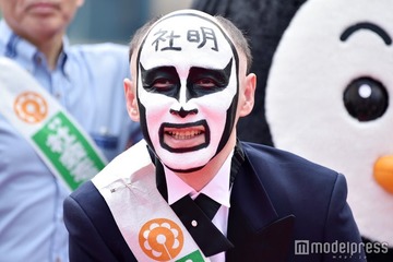 鉄拳、53歳誕生日に幼少期の顔出しショット公開「めちゃくちゃかわいい」「今との比較面白すぎる」と反響 画像