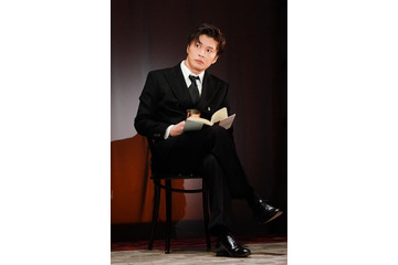 田中圭、主演舞台開幕「陽気な幽霊」初日レポート＆写真公開 画像