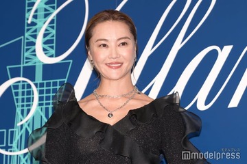 観月ありさ、芸能活動44周年に感謝 美脚ショット公開に反響「いつまでも綺麗」「絵になる」 画像