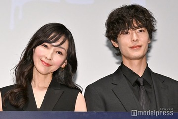 「魔物（마물）」あやめ（麻生久美子）＆凍也（塩野瑛久）が密着 オフショットに反響「美男美女」「本当のカップルのよう」 画像