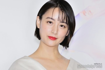 山本美月、美背中＆美脚際立つドレス姿「綺麗」「大人の色気」の声 画像