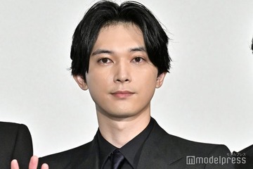 吉沢亮、髭＆サングラスショットが話題「大人の色気」「オフでもかっこいい」 画像