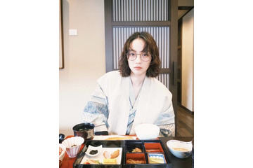 のん、眼鏡＆浴衣姿の温泉旅行SHOTにファンうっとり「透けるように美しい」「こんなお写真見たかった」 画像