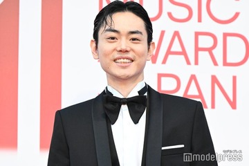 菅田将暉、タキシード姿で颯爽とレカペ締めくくり 国際音楽賞第1回目の司会に意気込みも【MUSIC AWARDS JAPAN】 画像
