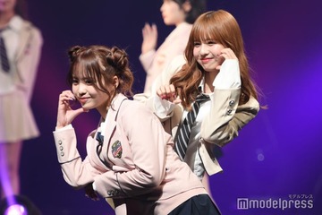 「今日好き」早坂ゆう、双子の妹・あいにハグ 色違い制服で美脚披露【学生ランウェイ2025 SUMMER】 画像