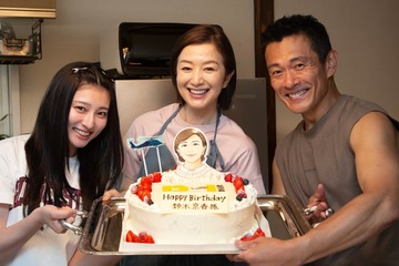 鈴木京香、誕生日サプライズに笑顔 家族役の内野聖陽＆吉川愛が祝福【PJ ～航空救難団～】 画像