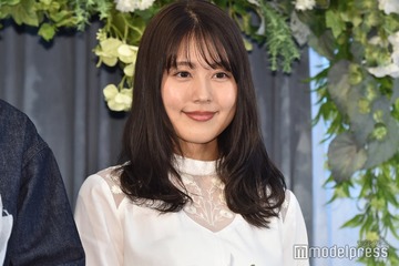 有村架純、黒ミニワンピから美脚スラリ「大人っぽくて素敵」「ドキッとした」と反響 画像