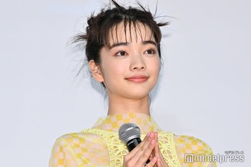 見上愛、個性派衣装から美脚スラリ「着こなしが素敵」「オーラがすごい」の声 画像