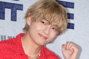 BTS・V、除隊前にソン・ガンと肉体美際立つトレーニング姿＆軍服でのプリクラ披露「推しと推しのコラボ最高」「顔も体も仕上がりすぎ」の声 画像