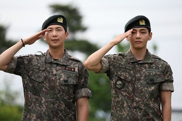 BTS・RM＆Vが除隊「名探偵コナン」テーマをサックス演奏・活動への意気込みも語る「まず公演を行いたい」 画像