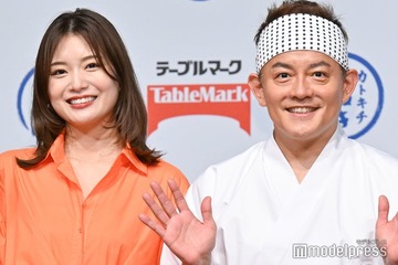 スピードワゴン井戸田潤＆蜂谷晏海、夫婦揃ってイベント初登場「結婚式のケーキカット以来の共同作業」で会場沸かす 画像