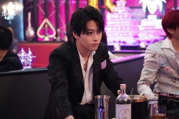 新木曜劇場「愛の、がっこう。」No.1ホストつばさ役・荒井啓志、Snow Manラウールと築いた信頼関係「カヲルがいるとつばさになれる」【インタビュー】 画像