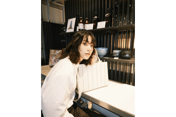 のん、白シャツコーデでリラックスした“雨の休日”SHOTに「かわいい」「癒やされました」の声 画像
