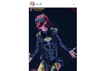 浜崎あゆみ、赤毛ボブ×ボンテージ風衣装のステージSHOTにファン悶絶「破壊力えぐすぎ」「目の保養」 画像
