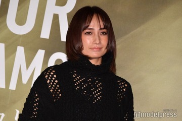 佐田真由美、美背中ざっくりワンピ姿「美しい」「色っぽい」の声 画像