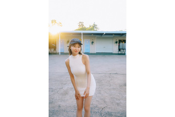 日向坂46富田鈴花、美ボディライン際立つニットワンピ姿 1st写真集新規カット2枚解禁 画像