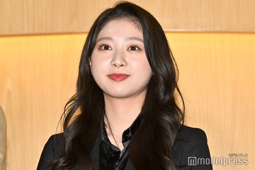 日向坂46富田鈴花、ミニワンピから美脚スラリ 写真集オフショに「スタイル抜群」「絵になる」の声 画像