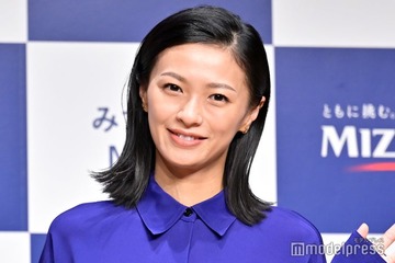 榮倉奈々、へそ出しシャツコーデ披露「綺麗」「さすがのスタイル」と反響 画像